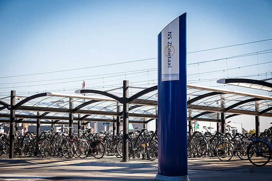 El 75% de los usuarios de la bici compartida en Ámsterdam son turistas, según un estudio de 2022.