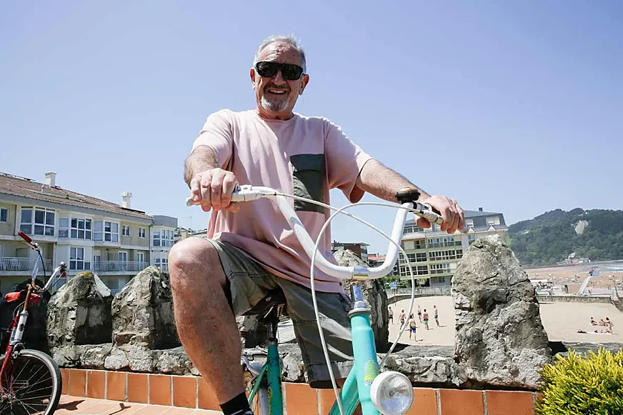 Karlos Arguiñano en bicicleta en su hotel restaurante de Zarautz (foto: Gorka Arostegui).