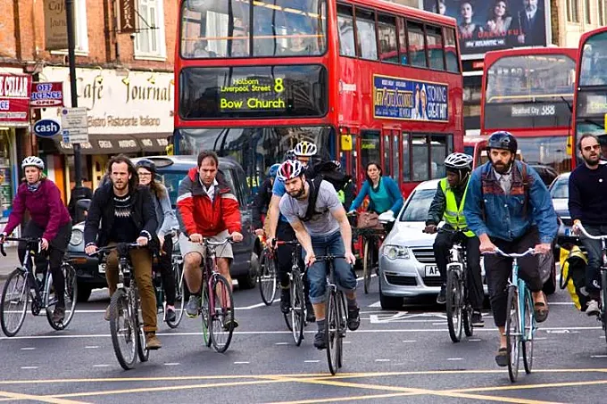 Londres prueba sus nuevos semáforos para ciclistas
