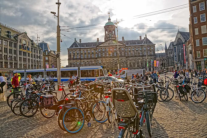 Esto sí es Ámsterdam: las diferentes soluciones de estacionamiento ¿Dónde dejamos la bici?