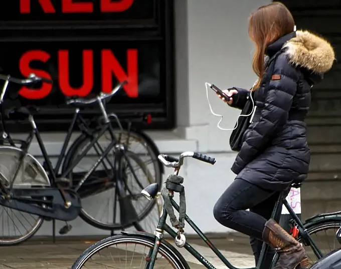 Holanda declara la guerra al uso del móvil entre los ciclistas