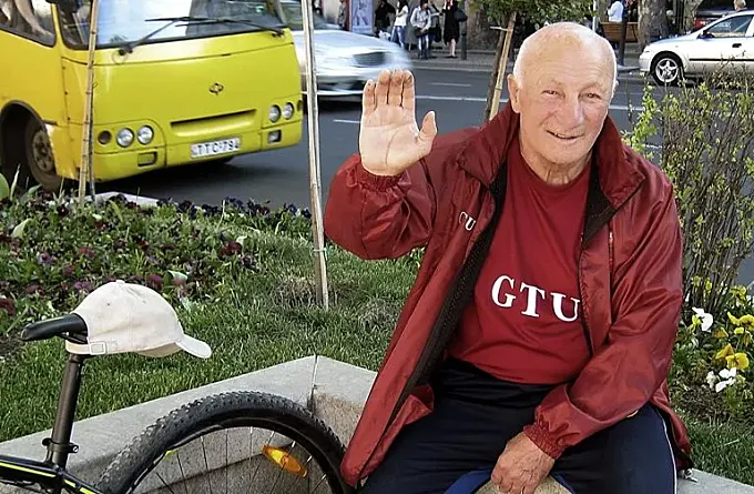 Muere Yumber Lezhava, el georgiano que recorrió el mundo sobre una bicicleta