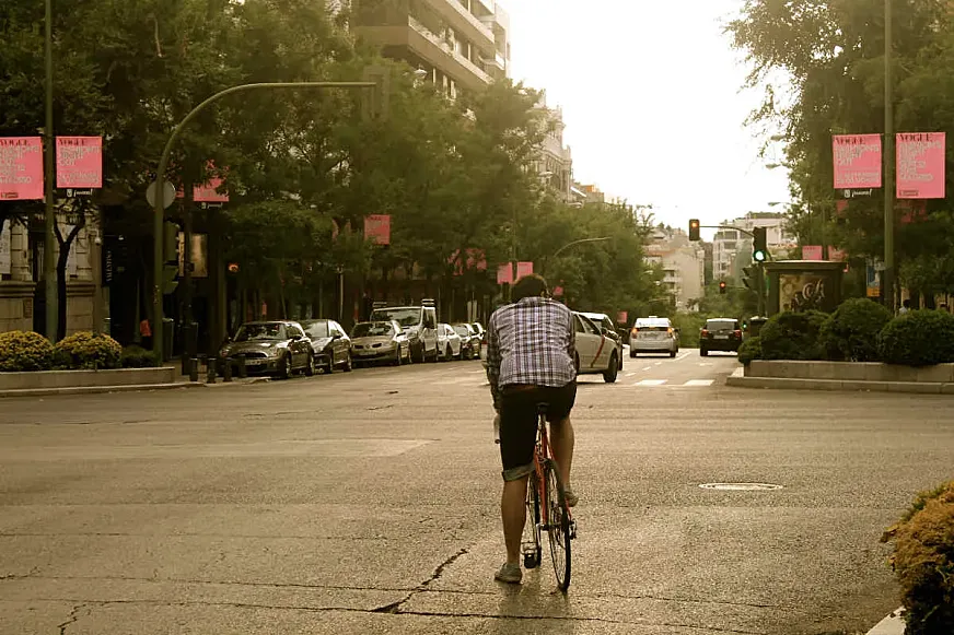 Ciclista en un semáforo de Madrid (foto: R.V.)