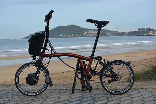 Brompton Electric C-Line Explore color Flame Lacquer.