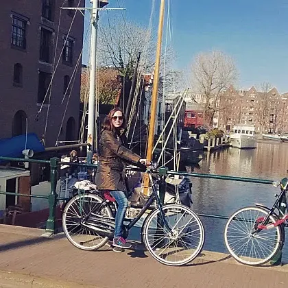Las bicis que usan en Ámsterdam en Bicicleta son urbanas, con tres velocidades.
