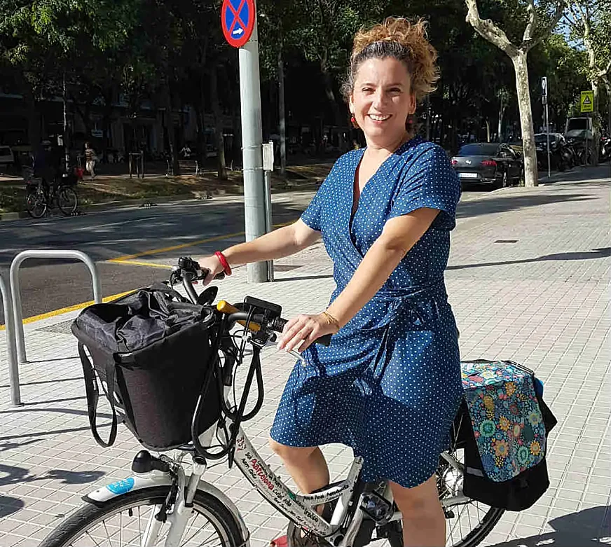 Silvia Casorrán, en bici por Barcelona.
