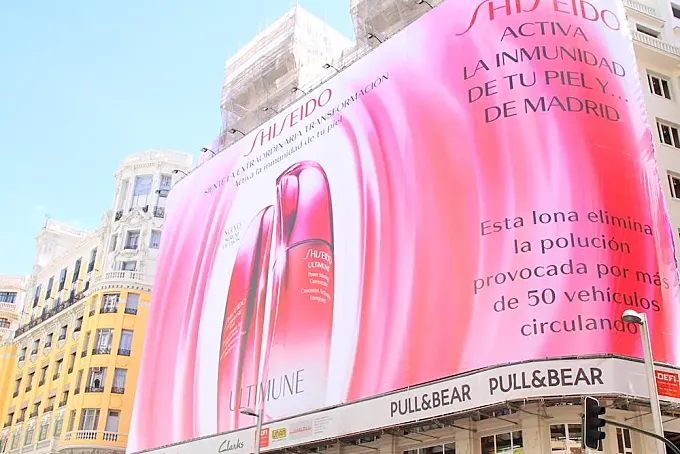 La Gran Vía de Madrid estrena una lona publicitaria que absorbe la contaminación