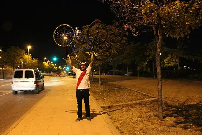 Fútbol y bicicletas ¿qué ocurre si pedaleas por Madrid con una camiseta del Barça?