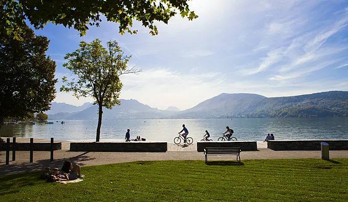 Lago Annecy, el paraíso ciclista conocido como "La Venecia Francesa"