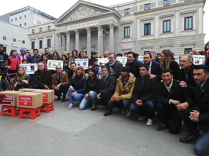 Anna González entrega 200.000 firmas en el Congreso #porunaleyjusta