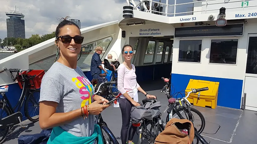 Subirse al ferry con la bici es una de esas cosas que no puedes perderte en Ámsterdam.