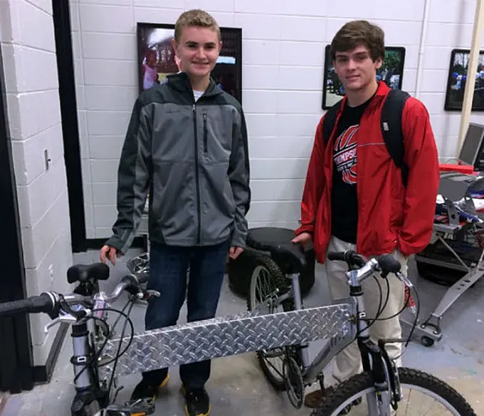 Estudiantes de 15 años diseñan un transporte de bicicleta para discapacitados