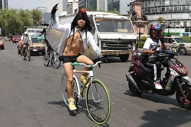 Albarrán participó de esta guisa en la octava "Rodada Mundial Ciclista al Desnudo"