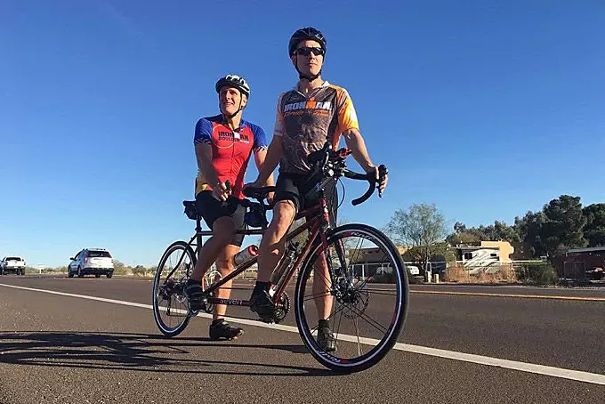 Los ciclistas ciegos que recorren América en tándem