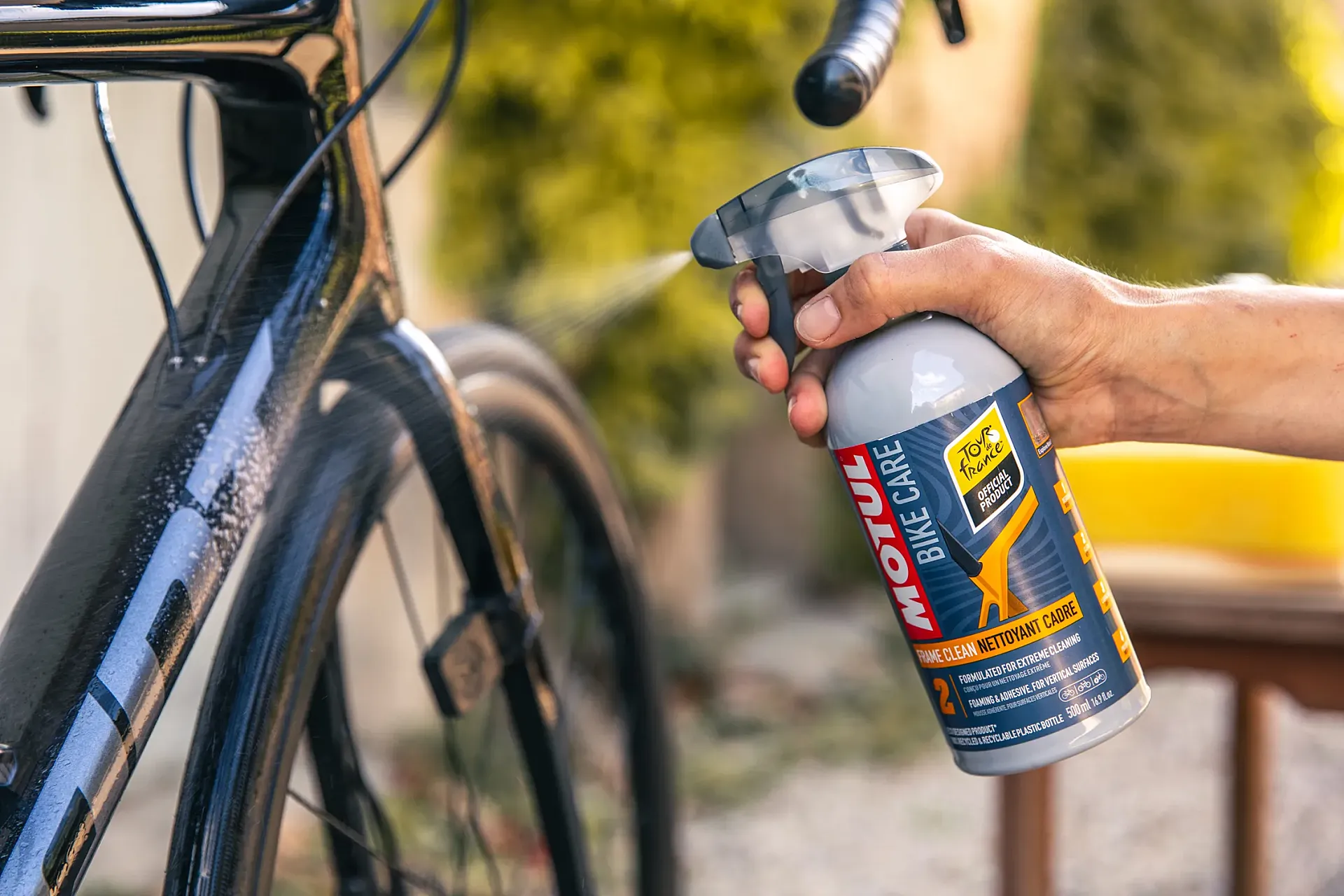 Frame Clean de Motul Bike Care disuelve la suciedad sin dañar el cuadro ni el medioambente.