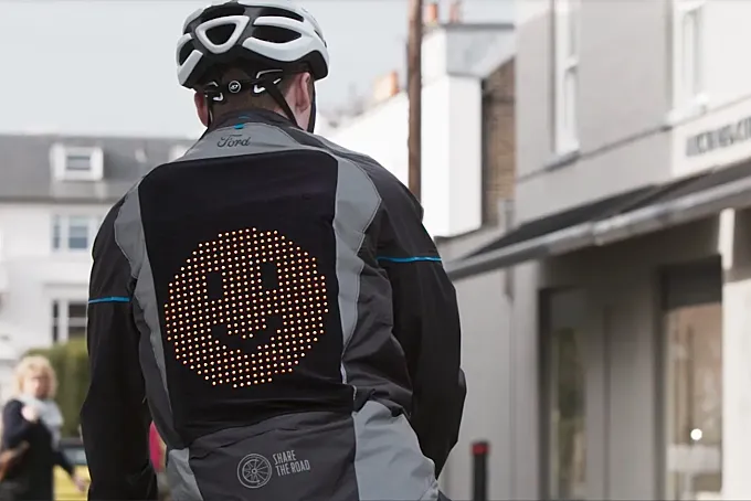 Emoji Jacket: la chaqueta ciclista que muestra emojis a los conductores
