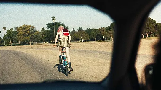 Jules en bicicleta, en una escena de ‘Euphoria’ (foto: HBO).