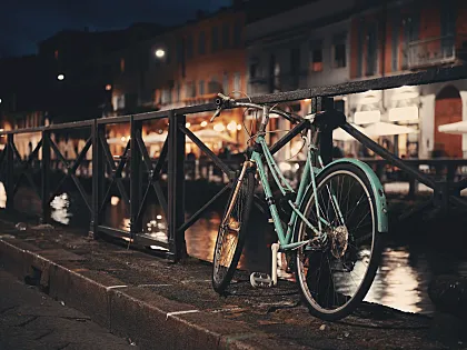 Una bonita bicicleta en uno de los canales del barrio Navigli.