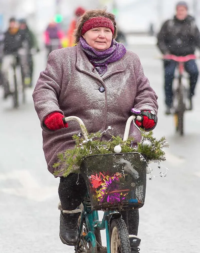 El frío no amilana a los amantes de la bicicleta de Moscú.