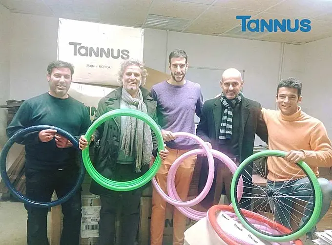 Tannus dona 220 cubiertas a Bicicletas Sin Fronteras