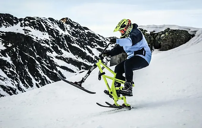 Cedric Gracia prueba Snowtrike, la bici española para la nieve