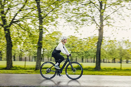 La industria tiende a hacer e-bikes más parecidas a las bicis convencionales.