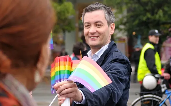Robert Biedron, el primer alcalde gay de Polonia, cambia la limusina por la bici