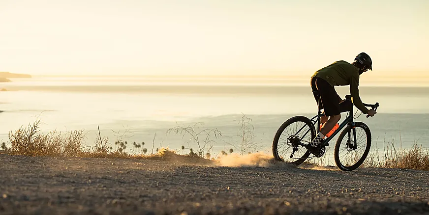 La bicicleta del protagonista es una Salsa Journeyman 2022.