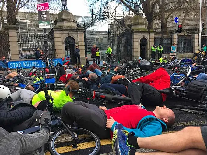 Centenares de ciclistas, “muertos” ante el Parlamento británico