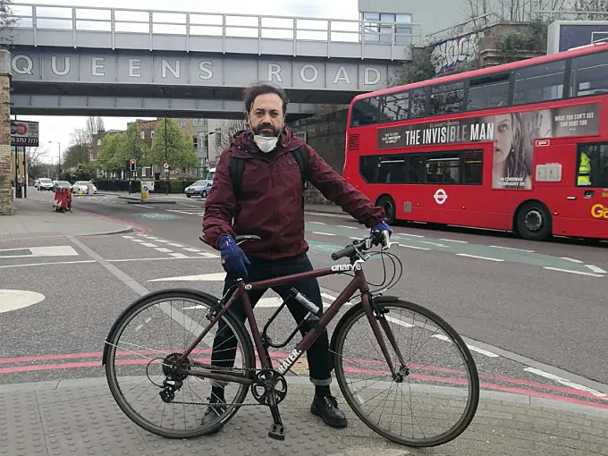 “La gente sigue yendo al trabajo en bici, y muchos nuevos ciclistas se están sumando” (Marcos Paredes, Londres)