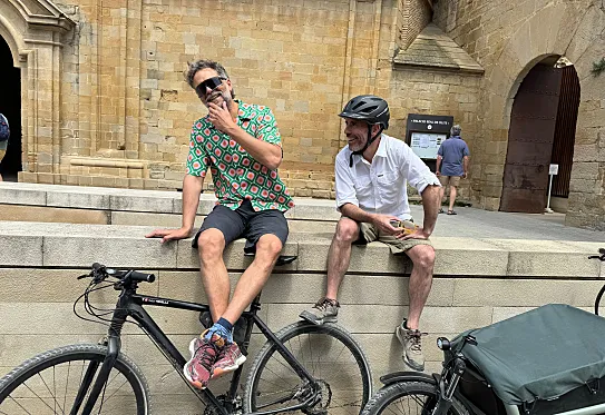 Rafa Vidiella y Jaime Novo, delante del Palacio Real de Olite.