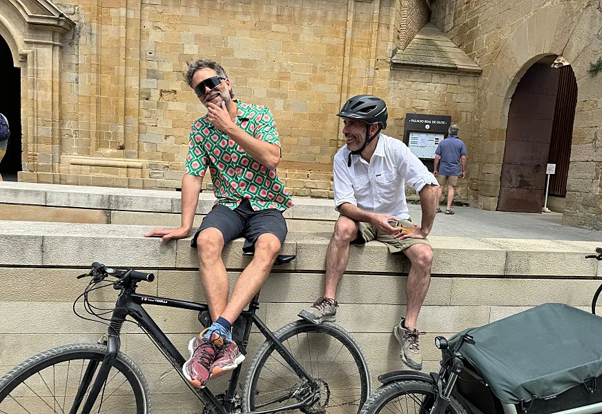 Rafa Vidiella y Jaime Novo, delante del Palacio Real de Olite.