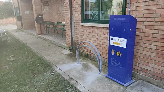 Instalación del primer tótem de carga en el Camino de Santiago.