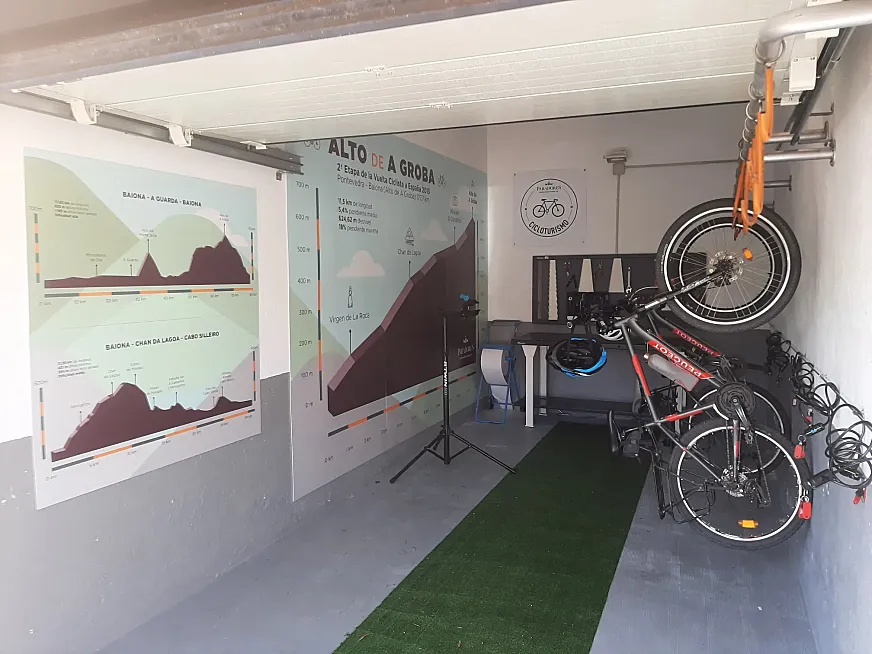 Zona para bicicletas del Parador de Baiona.