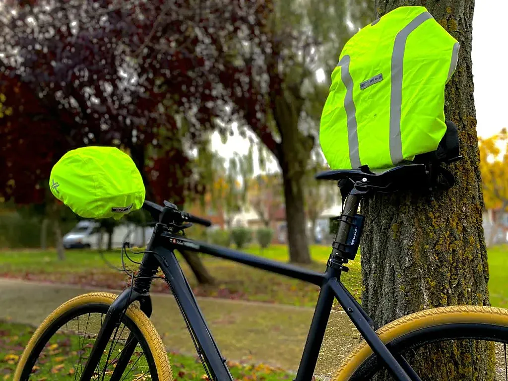 Fundas XLC de mochila y de casco para ciclistas.