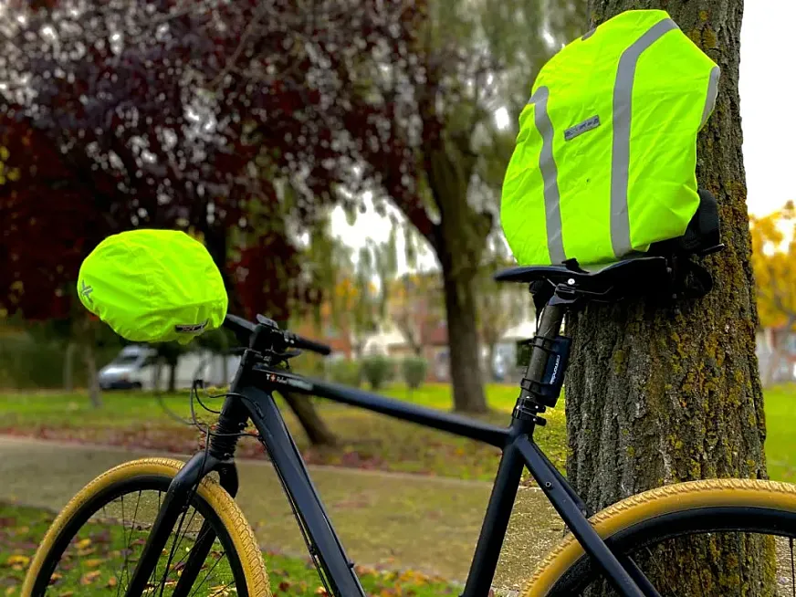 Fundas XLC de mochila y de casco para ciclistas.