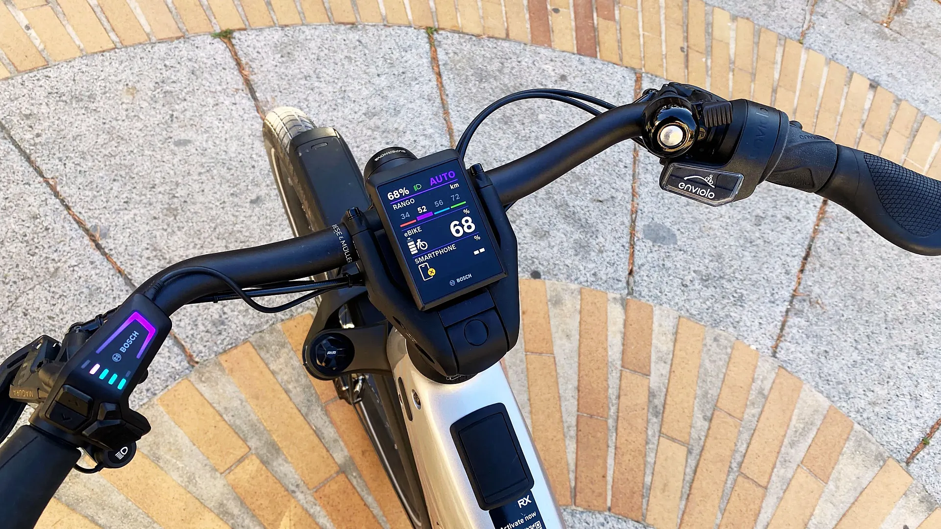 En el puesto de mando todo es facilidad de uso: display Bosch Kiox 500, mando LED Remote y el característico puño giratorio de Enviolo.