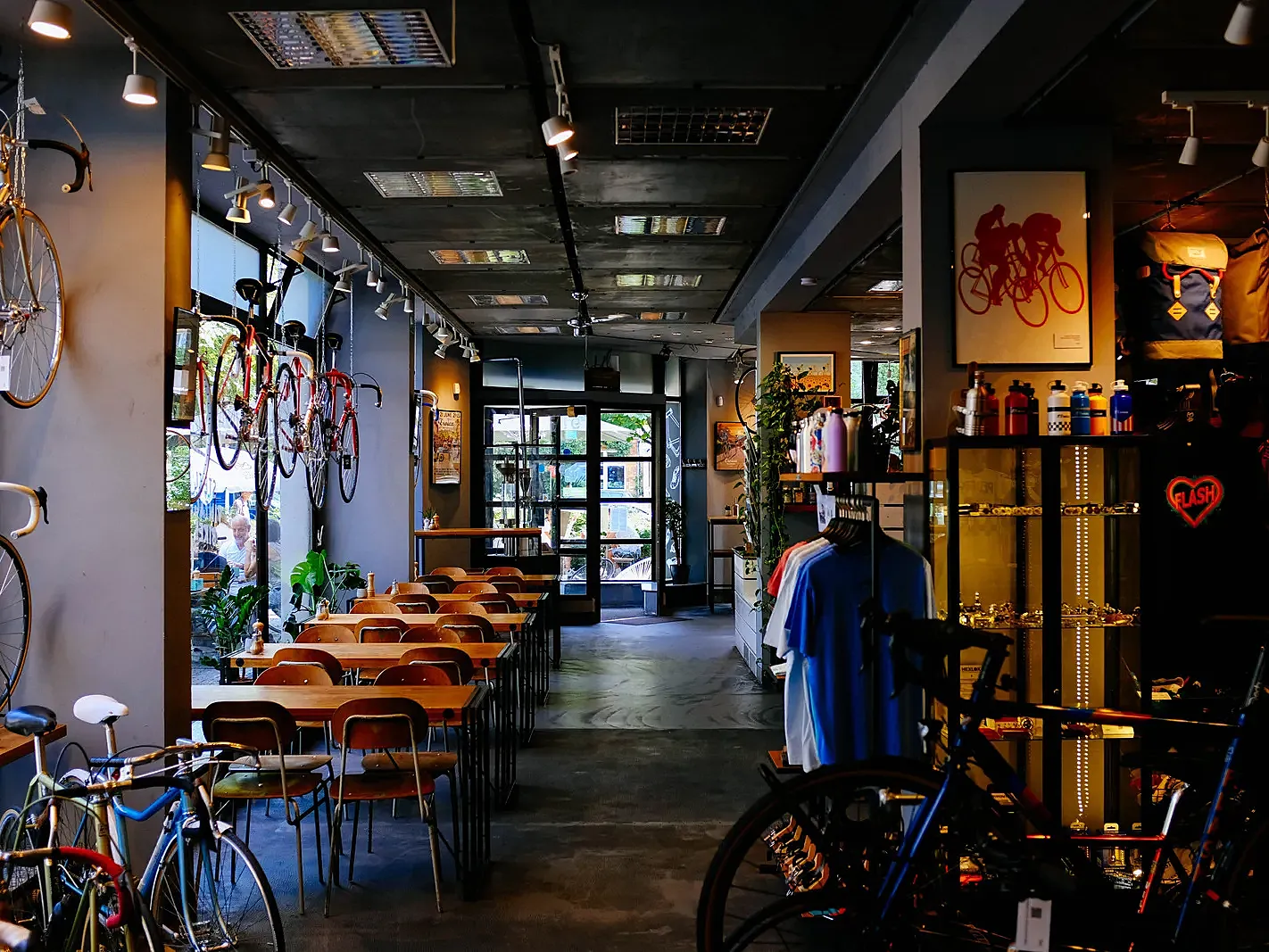 Bike World incluirá una cafetería ciclista en su interior.