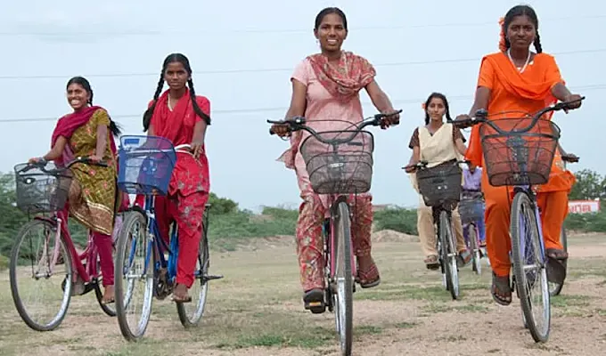 Entregan 136 bicicletas para niñas desfavorecidas en Anantapur (India)