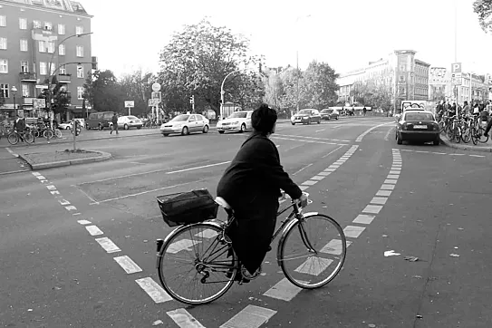 Una ciclista en Berlín durante la pandemia.