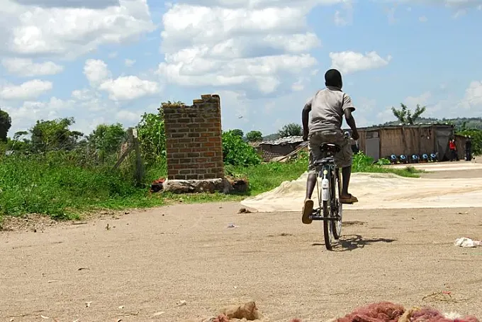 Presos checos arreglan bicicletas para niños de África