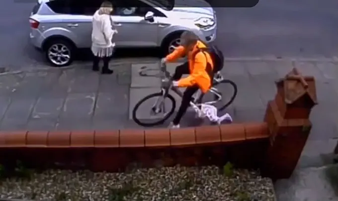 Lo que nunca debe hacerse: el ciclista que atropelló a una niña en la acera