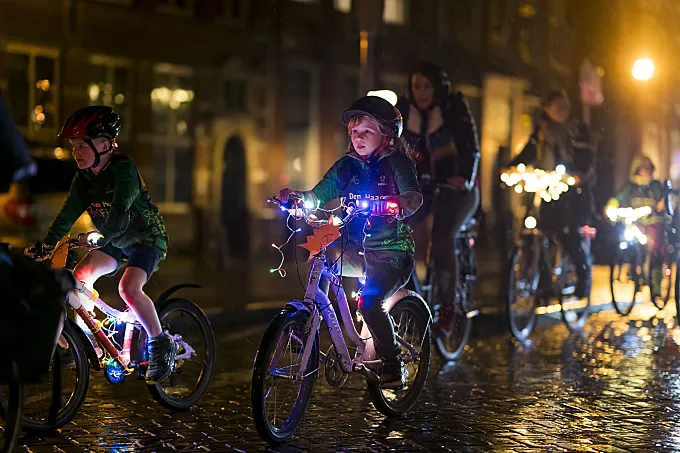 De Haagse Fietslichtjesparade: así es el 'Desfile de luces' ciclista en La Haya