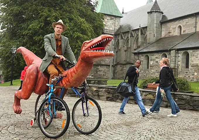 Markus Moestue: el artista que recorre Noruega en su bici-velocirraptor