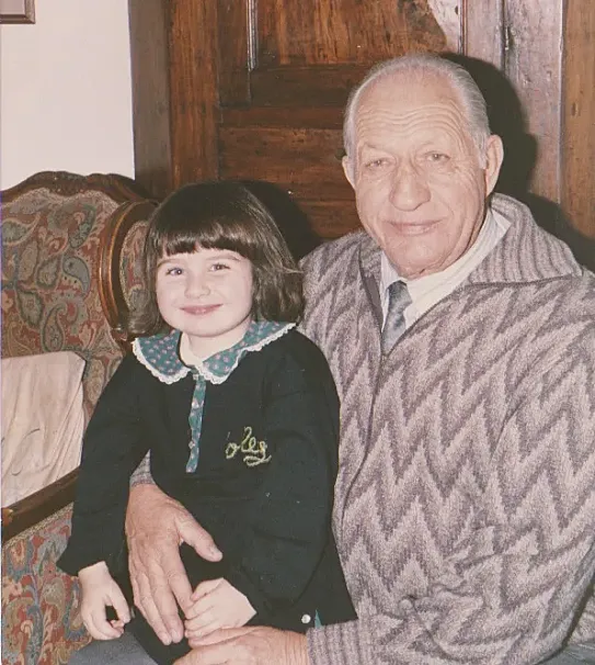 Lisa, de niña junto a su abuelo Gino.