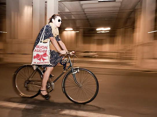 Una ciclista recorre en bici uno de los túneles de Milán.