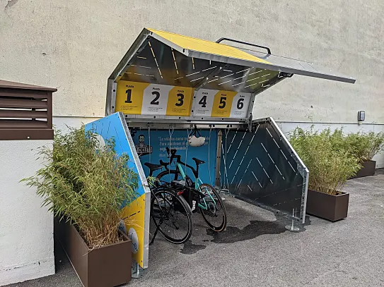 El Bicihangar Rocket tiene el tamaño de media plaza de aparcamiento de coche, y caben seis bicicletas.