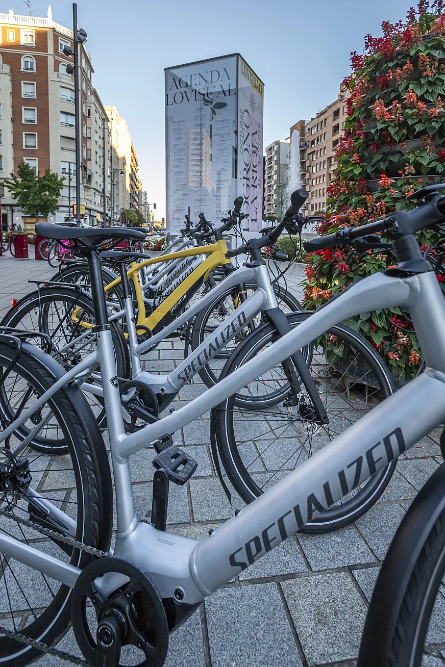 Los paseos de 'Recórrelo en bici' se realizaron en bicicletas eléctricas de Specialized, a cargo de la tienda Hogar Ciclos.