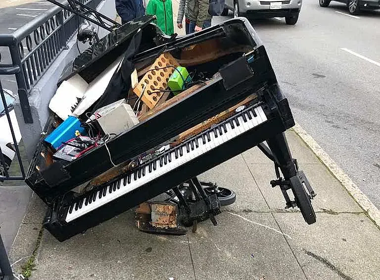 El piano de Martello, tras el accidente.