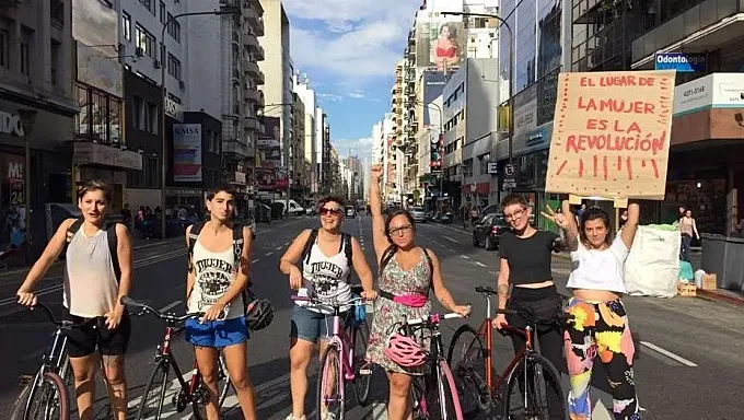 Ciclistas feministas de Buenos Aires se manifiestan contra el acoso